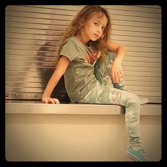 Meet your Posher, Sara - Picture 1 of 2